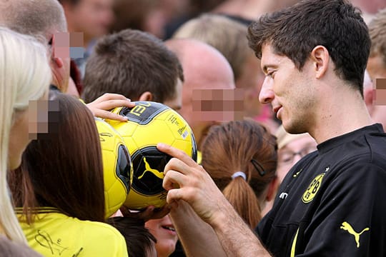 Robert Lewandowski beim Bad in der Menge: Abseits der friedlichen Fans gibt es jedoch auch vermehrt Anhänger mit fragwürdigem Verhalten.
