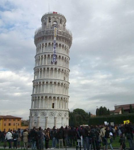 Sonst denkt man bei schiefen Gebäuden unweigerlich an den schiefen Turm von Pisa.
