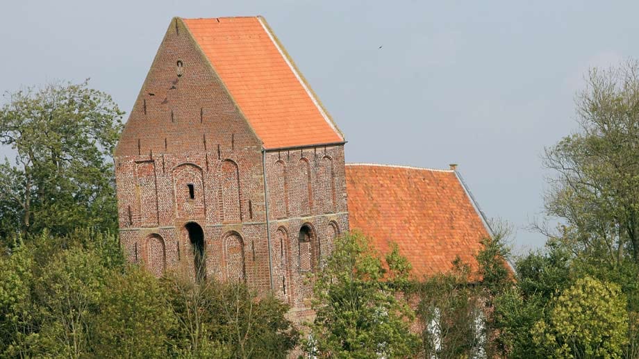 Zwar schiefer als Pisa, aber bei weitem nicht so schräg wie das neue Projekt der Rhön: Der Kirchturm im ostfriesichen Suurhusen.