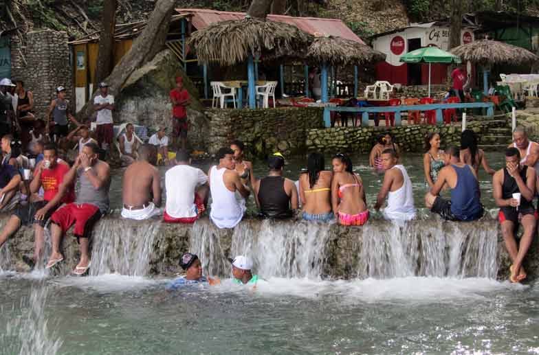 Erfrischung im Fluss: Lebhaft geht es am Playa San Rafael zu, zumindest von Freitag bis Sonntag, wenn die Hauptstädter anreisen.