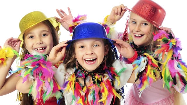 Kinder lieben Verkleidungen und lustige Spiele zu Fasching