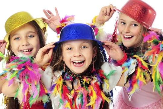 Kinder lieben Verkleidungen und lustige Spiele zu Fasching