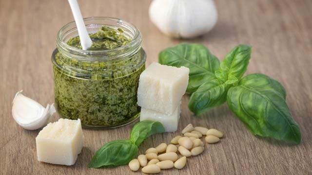 Pesto Verde: Für den Klassiker brauchen Sie nur vier Grundzutaten