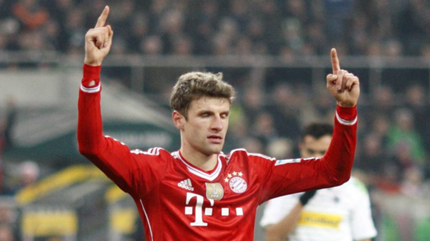Thomas Müller jubelt nach seinem verwandelten Elfmeter zum 2:0 bei Borussia Mönchengladbach.