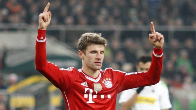Thomas Müller jubelt nach seinem verwandelten Elfmeter zum 2:0 bei Borussia Mönchengladbach. Thomas Müller jubelt nach seinem verwandelten Elfmeter zum 2:0 bei Borussia Mönchengladbach.