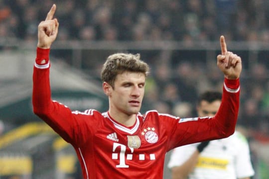 Thomas Müller jubelt nach seinem verwandelten Elfmeter zum 2:0 bei Borussia Mönchengladbach.