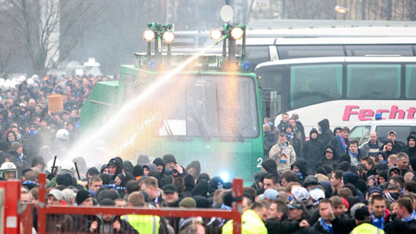 Wasserwerfer-Einsatz der Polizei gegen verfeindete Fan-Gruppen von Hansa Rostock und dem FC St. Pauli.