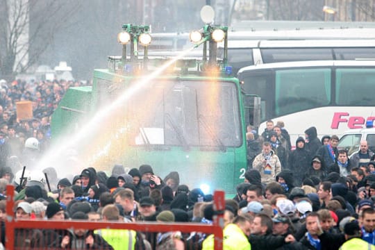 Wasserwerfer-Einsatz der Polizei gegen verfeindete Fan-Gruppen von Hansa Rostock und dem FC St. Pauli.