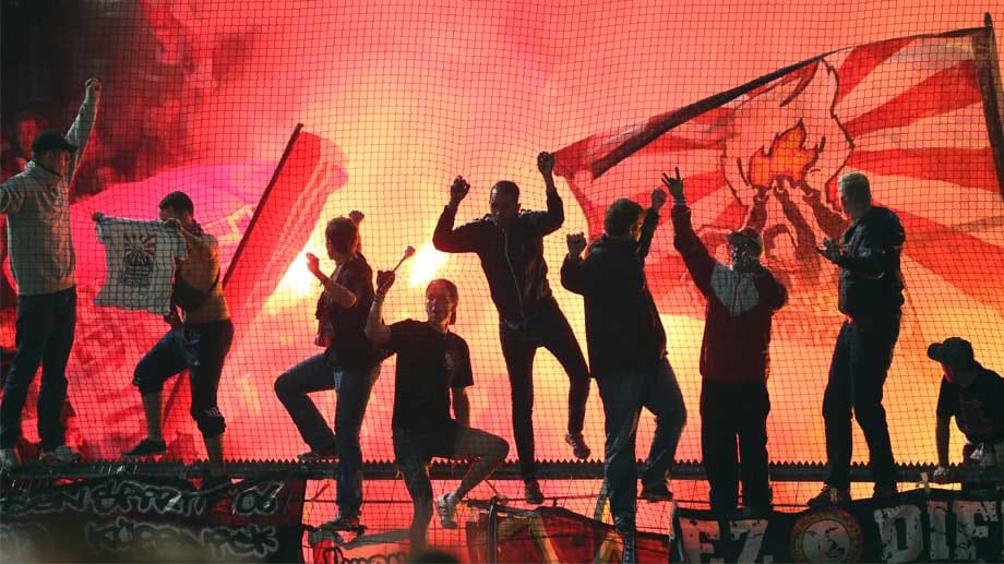 Anhänger von Union Berlin in Aktion.