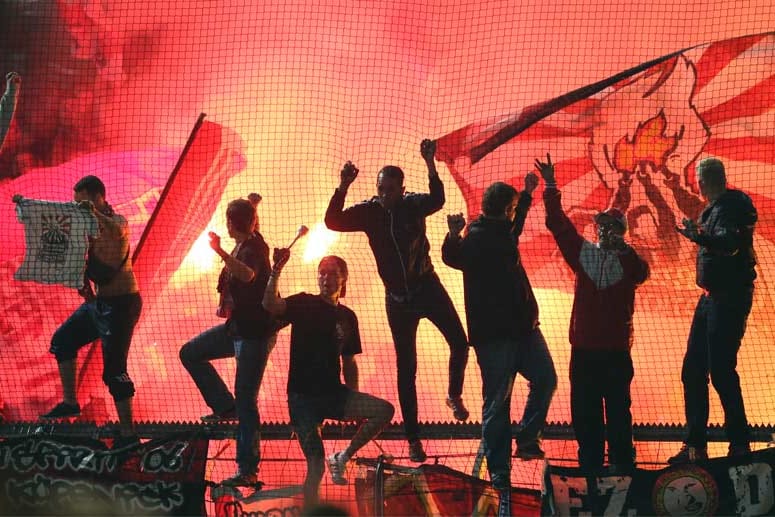 Anhänger von Union Berlin in Aktion.