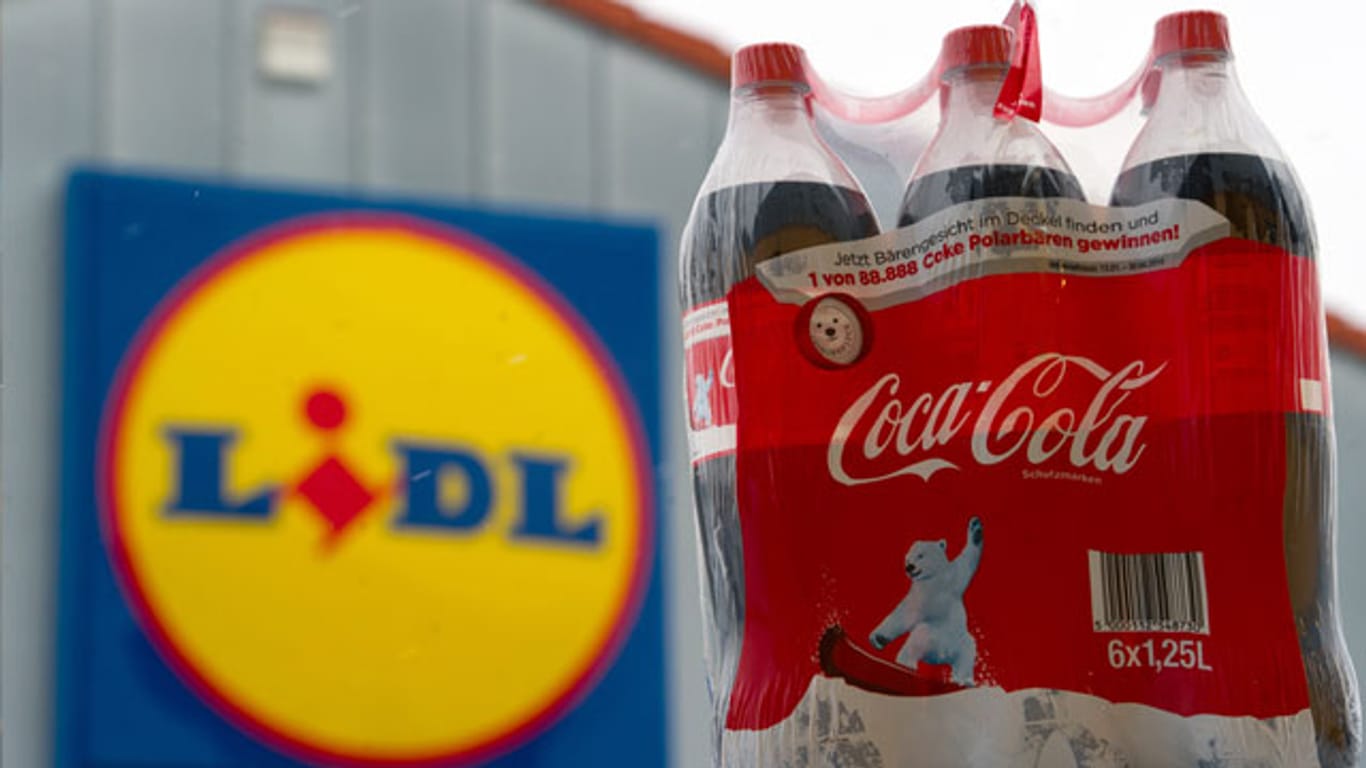 Der Discounter Lidl verhandelt weiter mit Coca-Cola um die Lieferbedingungen für die braune Brause