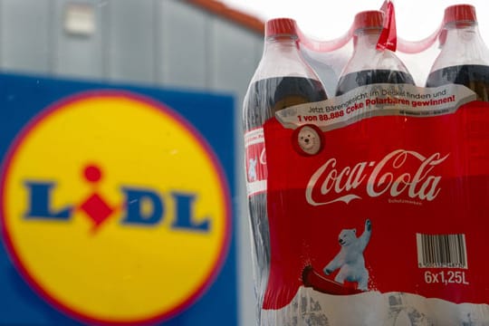 Der Discounter Lidl verhandelt weiter mit Coca-Cola um die Lieferbedingungen für die braune Brause