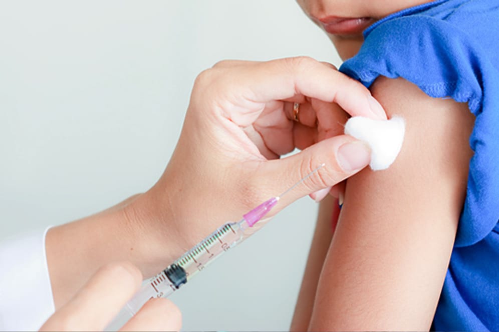 Kinderärzte warnen: Die Kombinationsimpfstoffe gegen Masern, Mumps, Röteln und Windpocken als auch der Einzelimpfstoff gegen Windpocken sind derzeit knapp.