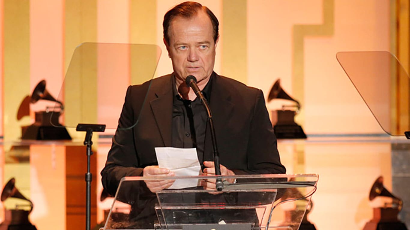 Ralf Hutter von Kraftwerk nimmt den Lifetime Achievement Award entgegen.