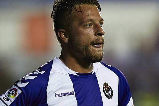 Patrick Ebert steht in Valladolid vor dem Absprung.