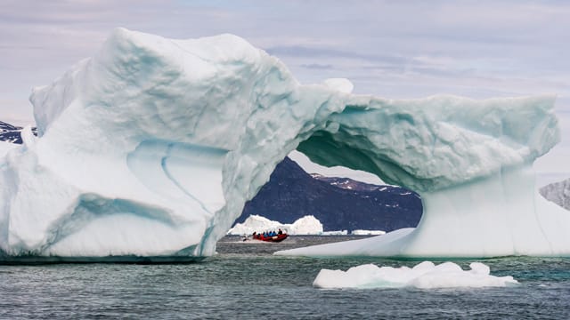 Naturschauspiel: Mit Motorbooten kommen die "Fram"-Passagiere den Eisbergen ganz nah.