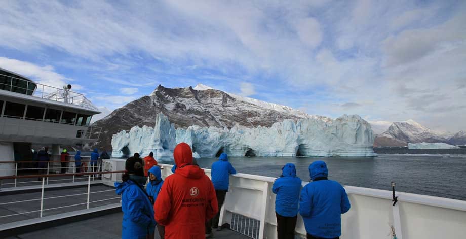Eisberg voraus: Die Fahrt entlang der Küste von Grönland ist ein besonderes Naturschauspiel.