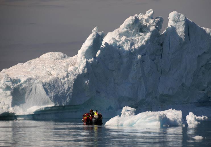 Kleiner Mensch: Das Schlauchboot mit Passagieren der "Fram" wirkt im Vergleich zu den Eisbergen winzig.