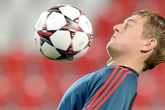 Toni Kroos zockt bei den Bayern um deutlich mehr Geld.
