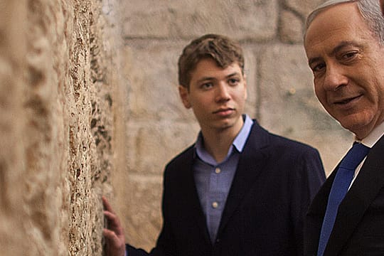Benjamin Netanjahu mit seinem Sohn Jair