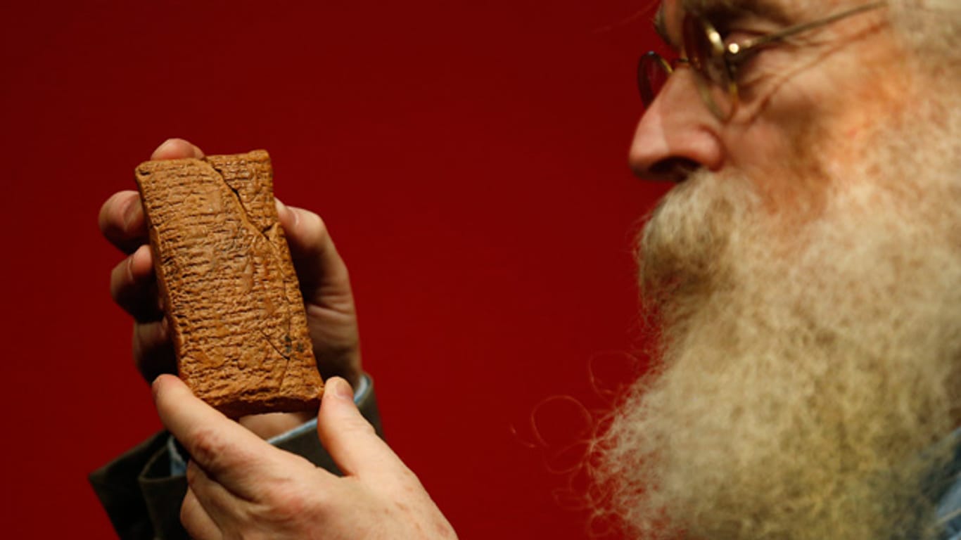 Irving Finkel mit der 3700 Jahre alten Tontafel, die aus Mesopotamien stammt und deren nun entschlüsselte Inschrift die Geschichte der Arche Noah erzählt