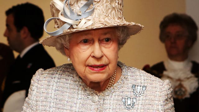 Die Queen sucht eine Putzfrau.