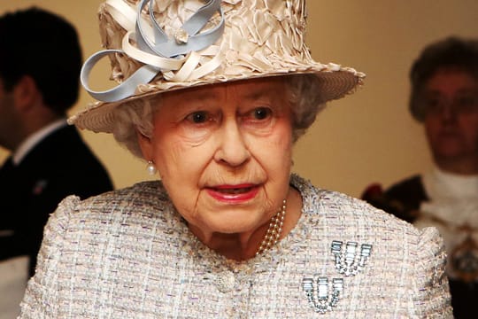 Die Queen sucht eine Putzfrau.