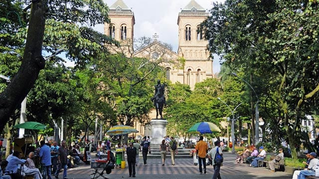 Die Kathedrale des Erzbistums von Medellin auf dem Hauptplatz Plaza Bolivar.