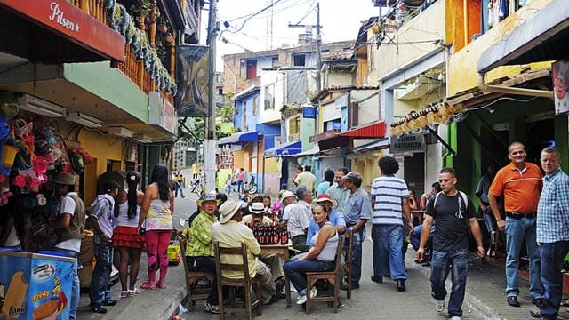 Menschen feiern auf der Straße im Armenviertel Comuna 13.
