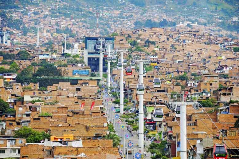 Die Seilbahn Metrocable in Medellin: Über neu errichtete Seilbahnen sind die Gemeinden nun eng ans Stadtzentrum angebunden.