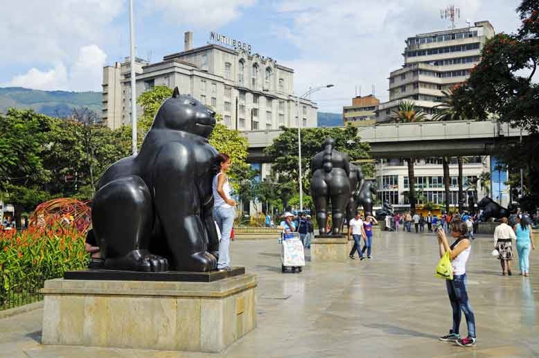 Skulptur des Künstlers und Bildhauers Fernando Botero auf dem Plaza Botero.