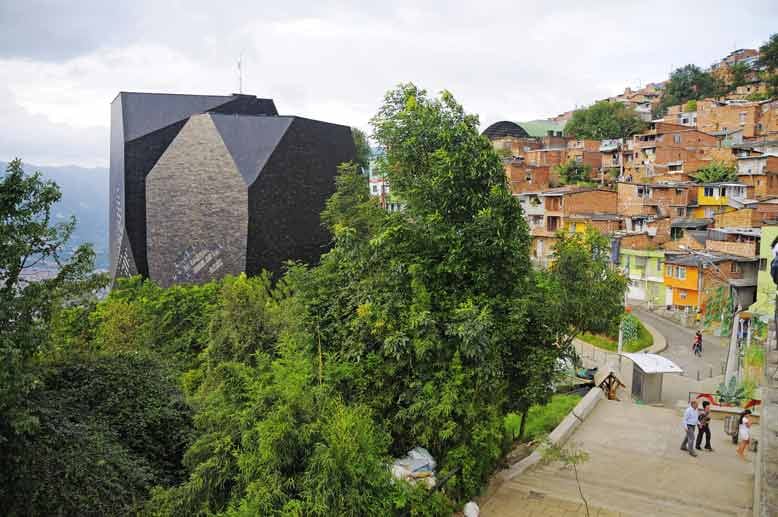 In einem Flusstal ziehen sich die Armenviertel der Stadt die Hänge hinauf. Doch die No-Go-Area aus Escobars Zeiten ist heute zu einem touristischen Anziehungspunkt geworden. Zum Beispiel dank der Biblioteca de Espana, einem hypermodernen Bau, der wie ein schwarzer Monolith aus den Dächern ragt.