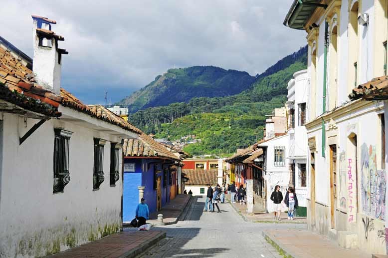 Enge Straßen und koloniale Häuser befinden sich im Stadtviertel La Candelaria.