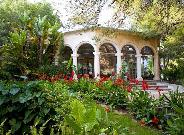 Spanien: Das 5-Sterne-Hotel "Lago Garden" in Cala Ratjada ist eine Ruhe-Oase abseits des Ballermann-Trubels: Der riesige Garten mit duftenden Pinien, tropischen Palmen und farbenfrohen Bougainville ist eine perfekte Kulisse zum Relaxen.
