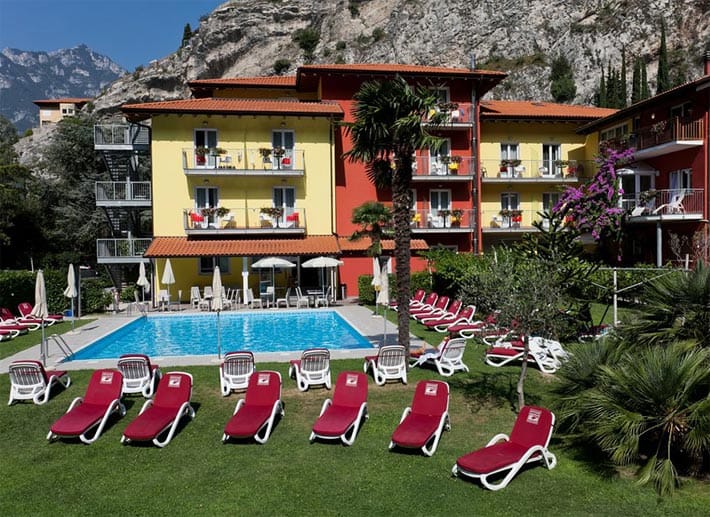 Italien: Das "Aktivhotel Santa Lucia" in Torbole ist perfekt für Aktivurlauber. Malerische Olivenhaine, atemberaubende Berge und der wundervolle Gardasee laden zu Erkundungstouren ein.