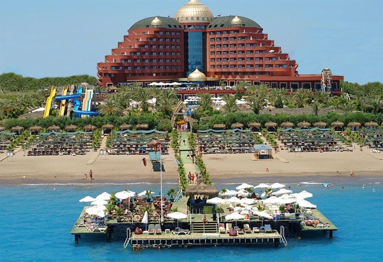 Türkei: Das Hotel "Delphin Palace" in Lara ist für Familien ideal. Während die Kleinen sich in Miniclub und Kinderpool austoben, können Eltern sich genüsslich zurücklehnen. Highlight ist die auf dem Wasser erbaute "Moonlight Bar".