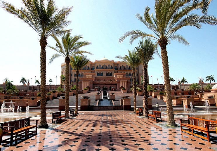 Das Hotel "Emirates Palace" in Abu Dhabi ist ein Traum von 1001 Nacht. Das zauberhafte Palast-Hotel besticht durch exzellenten Service, traumhafte Kulisse, erstklassige Küche sowie eine aufregende Pool-Landschaft.