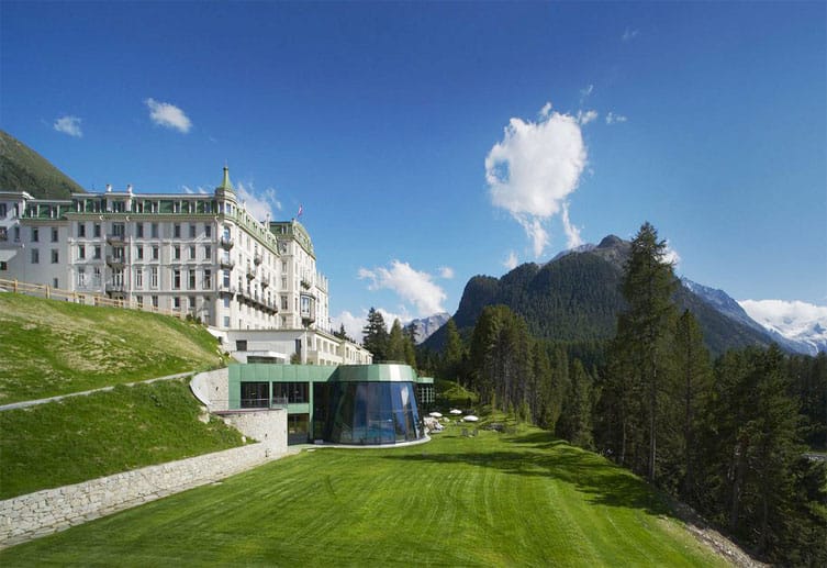 Schweiz: Das Grand Hotel "Kronenhof Pontresina" in Pontresina verfügt über exquisite Sterne-Küche, grandiose Aussicht, liebevolle Kinderbetreuung - das ist Auszeit der Extraklasse. Die Wellness-Landschaft verwöhnt die Gäste mit Erlebnisbad, Saunen, Sole-Grotte und Kneipp-Fußweg.