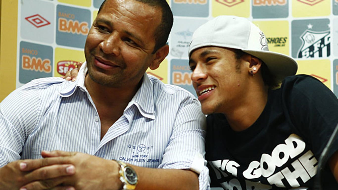 Superstar Neymar (re.) und sein Vater auf einer Pressekonferenz.