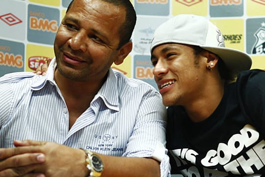 Superstar Neymar (re.) und sein Vater auf einer Pressekonferenz.