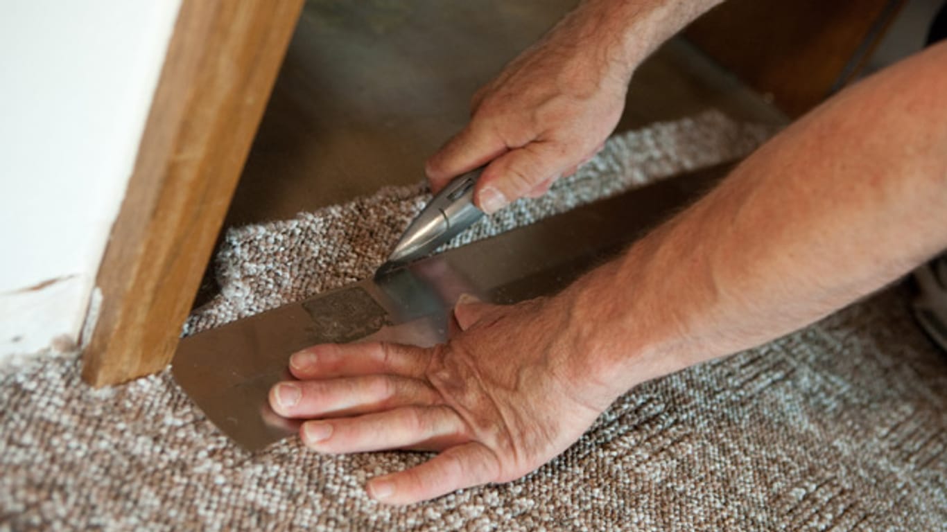 Teppichboden verlegen können auch weniger erfahrene Heimwerker.