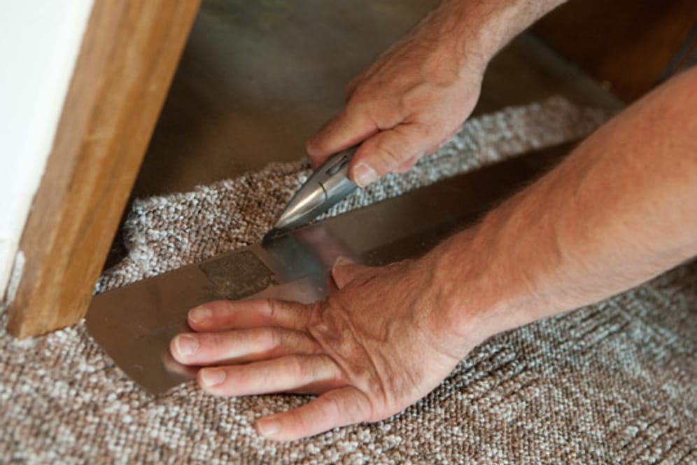 Teppichboden verlegen können auch weniger erfahrene Heimwerker.