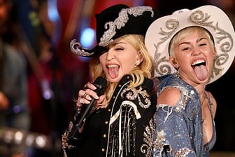 Madonna und Miley Cyrus zeigen bei "MTV Unplugged" Zunge.