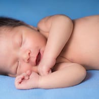 Nabelbruch: Der Nabel heilt bei Babys in der Regel ohne Komplikationen - Eltern sollten darauf aber trotzdem ein Auge haben.