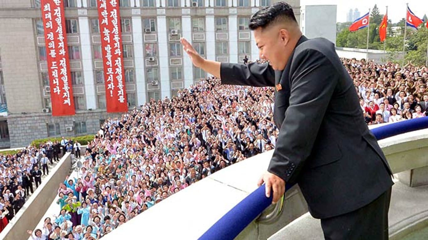 Kim Jong-Un grüßt im September 2013 eine Menge in Pjöngjang. Offiziell stehen alle Nordkoreaner hinter ihm.