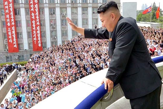 Kim Jong-Un grüßt im September 2013 eine Menge in Pjöngjang. Offiziell stehen alle Nordkoreaner hinter ihm.
