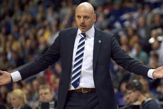 Coach Sasa Obradovic und seine Albatrosse versuchen vergeblich zu ihrem Europacup-Spiel zu reisen.