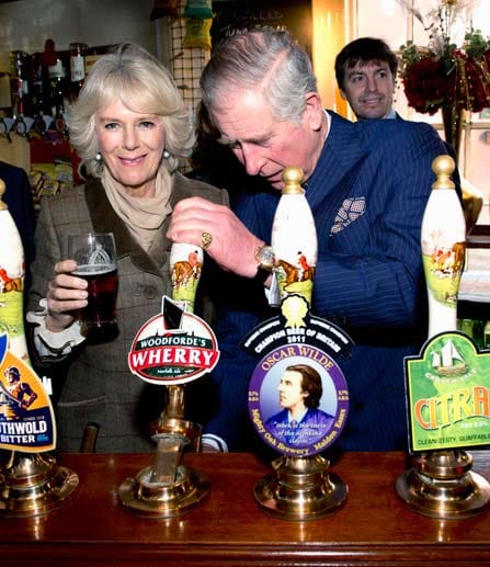Herzogin Camilla und Prinz Charles zapften sich im Pub in Essex selbst ihr Bier.