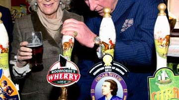 Herzogin Camilla und Prinz Charles zapften sich im Pub in Essex selbst ihr Bier.