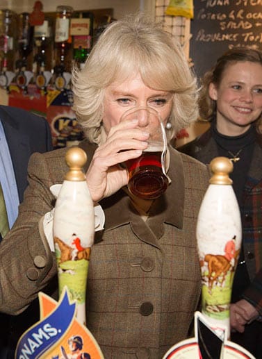 Camilla trank genüsslich ihr Glas Bier.